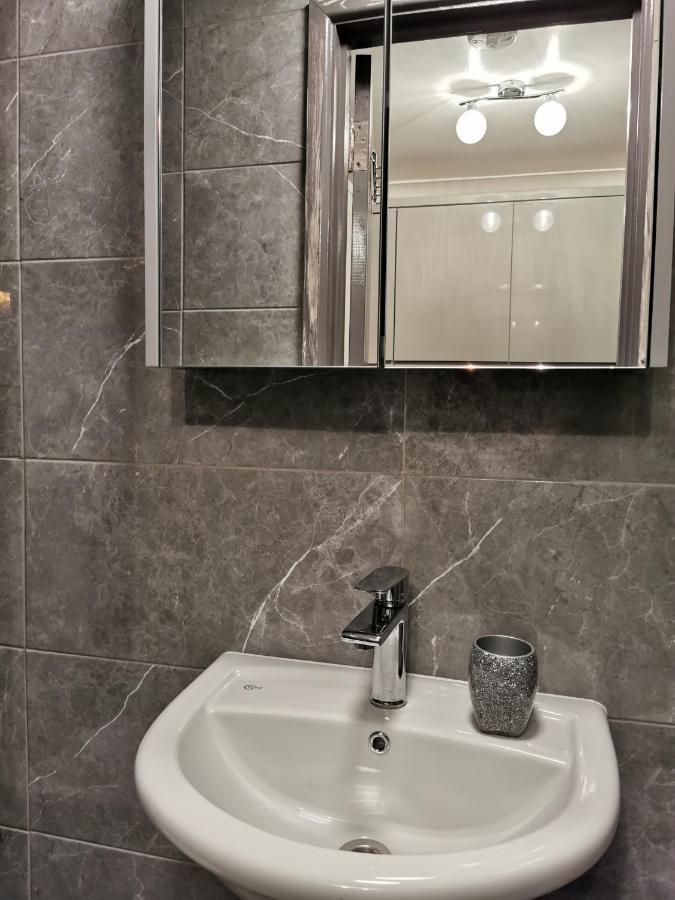 Palaz 2 - 2 Bedroom Flat Edmonton Bagian luar foto