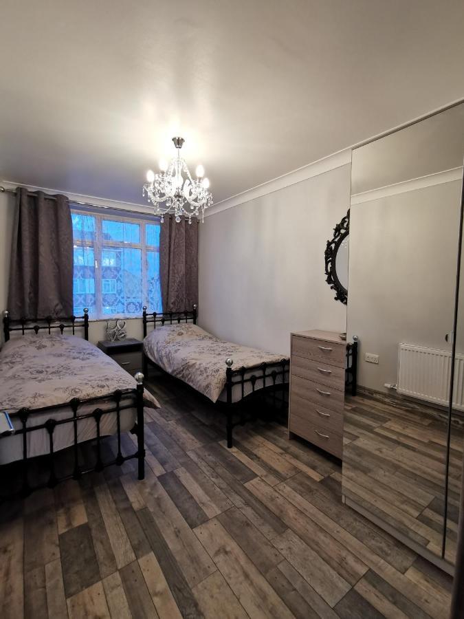 Palaz 2 - 2 Bedroom Flat Edmonton Bagian luar foto